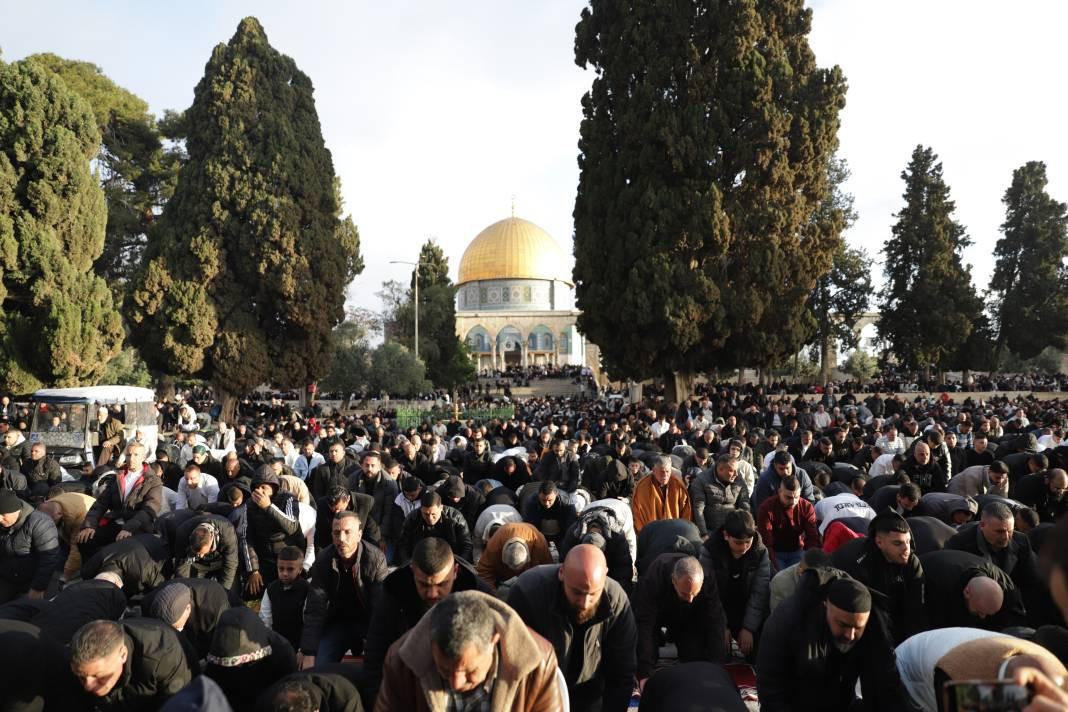 İsrail’in kısıtlamalarına rağmen akın ettiler: 120 Bin Filistinli Mescid-i Aksa’da saf tuttu - Resim: 49